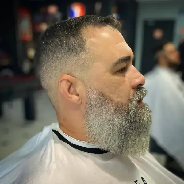 Barba grisalha perfeitamente aparada na Zero19